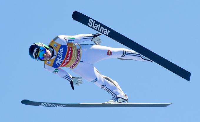 Domen Prevc je v tej sezoni okusil, kako je nositi rumeno majico vodilnega v svetovnem pokalu. | Foto: Sportida