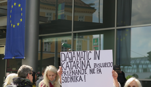 Sodišče ustavilo postopek zoper prvo udeleženko protesta dijakov