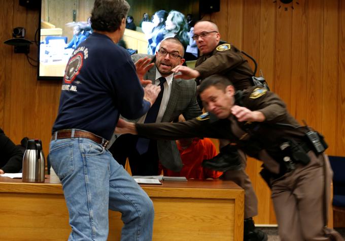 Napotil se je proti obtoženemu, a so ga varnostniki zaustavili.  | Foto: Reuters