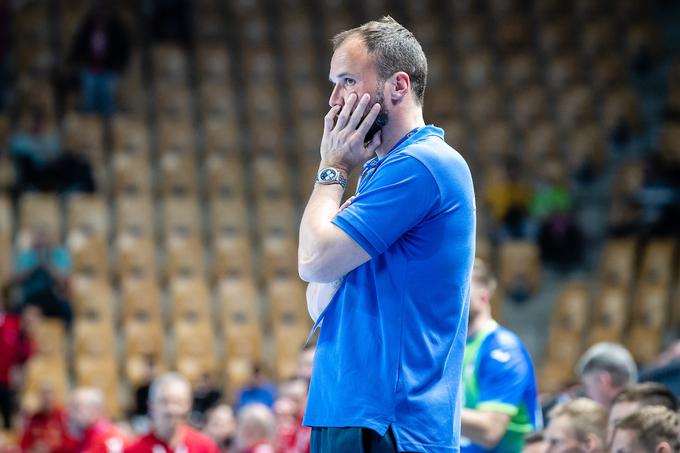 Uroš Zorman je lahko le nemočno spremljal dogajanje na parketu. | Foto: Blaž Weindorfer/Sportida