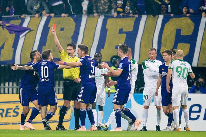 Večni derbi v Ljudskem vrtu, ki ga je sodil Matej Jug, je dvignil veliko prahu. | Foto: Mario Horvat/Sportida