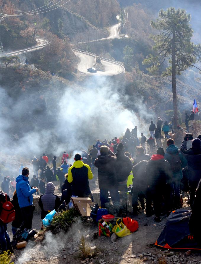 Navdušeni navijači nad cesto, ki se iz doline vije proti vrhu prelaza. | Foto: Gregor Pavšič