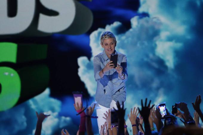 Snapchat vse hitreje pridobiva podporo slavnih oseb. Med tistimi, ki uporabo Snapchata pogosto obešajo na veliki zvon, je ameriška televizijska voditeljica Ellen Degeneres. | Foto: 