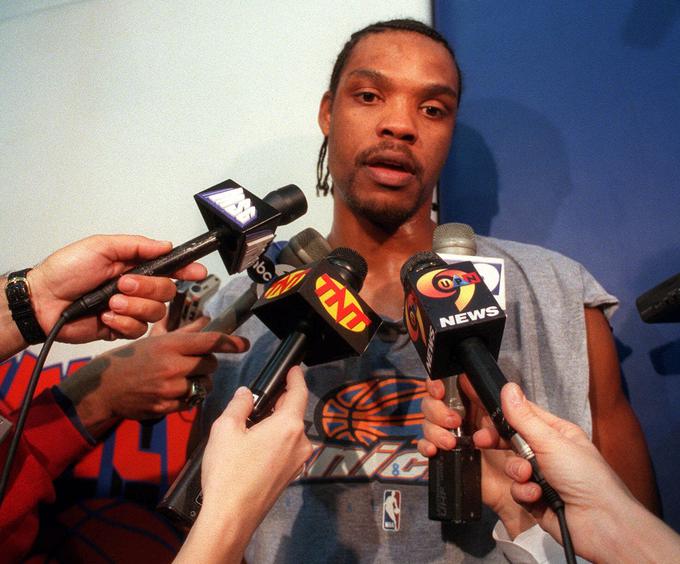 Nekdanji zvezdnik Golden Stata in New Yorka Latrell Sprewell je leta 2002 izgubil živce na svoji novi jahti in jo odnesel z zlomom roke. Kaj se je zgodilo? Na zabavi se je pojavila nepovabljena ženska, ki je bruhala po preprogi ob baru. Prišlo je do prepira, Sprewell je zahteval, da zapusti jahto, a je njen fant temu nasprotoval. Košarkar ga je hotel udariti, a je zgrešil njegov obraz. Zadel je v zid in si poškodoval roko. | Foto: Guliverimage