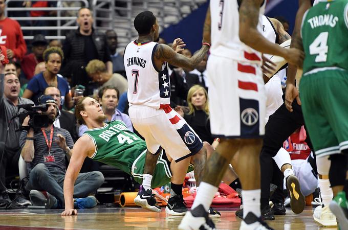 V lase sta si skočila Kelly Oubre Jr in Kelly Olynyk. | Foto: Guliverimage/Getty Images