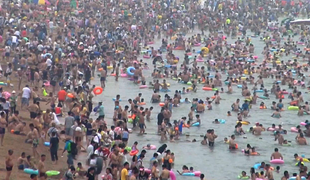 Kako je videti, ko na eno plažo pride 130 tisoč ljudi?