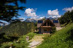 Počitniška hiša visoko nad dolino Soče, ki navdušuje z razgledi