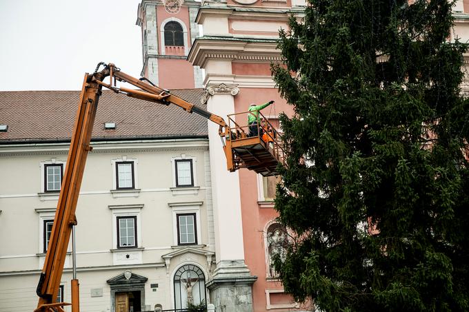 Nameščanje novoletnih lučk na Tromostovju | Foto: Ana Kovač