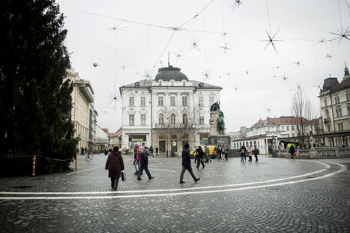 Prešernov trg | Če še niste kupili božičnih daril, lahko kaj za svoje obdarovance poiščete v novoletni pop-up trgovini Jelka.  | Foto Ana Kovač