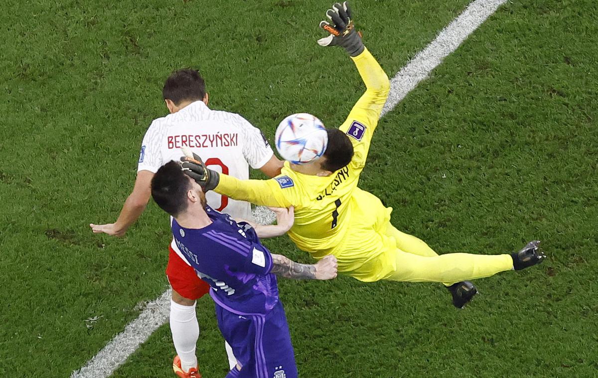 SP Argentina Poljska Messi Szczesny | Poljski vratar Wojciech Szczesny je pred dosojeno enajstmetrovko v 39. minuti tekme med Poljsko in Argentino z Lionelom Messijem stavil, da se bo sodnik odločil drugače.  | Foto Reuters