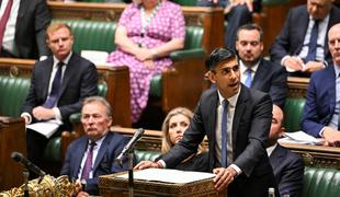 Britanski parlament sprejel sporen migracijski zakon