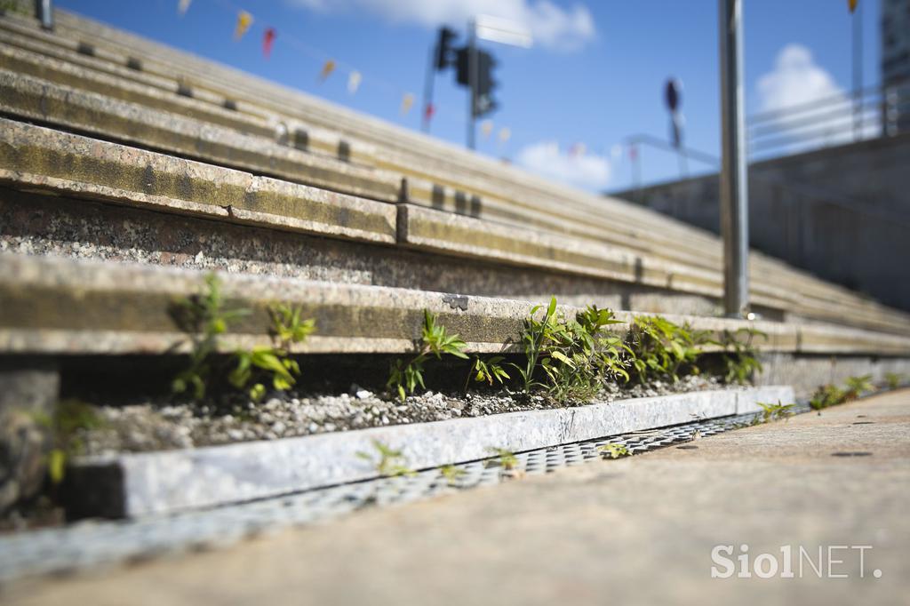 Propadajoče stopnice na železniški postaji