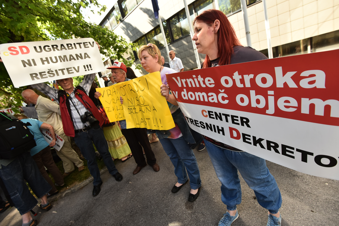 Novica o odvzemu velenjskih dečkov je razburila javnost in sprožila proteste z zahtevo po vrnitvi otrok dedku in babici. Zgodba je pretresla tudi zakonca Stanonik. | Foto: STA ,