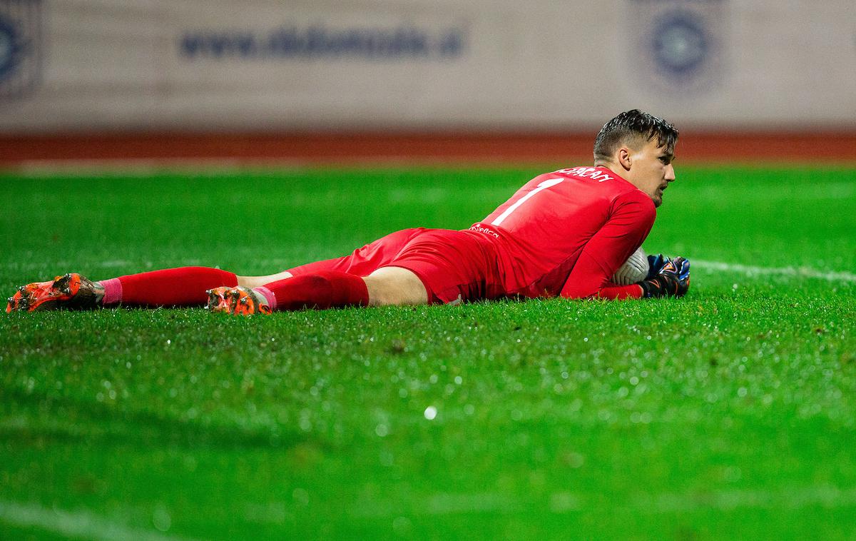 Grega Sorčan | Vratarju Domžal se je v prvem polčasu dvoboja v Ljubljani pripetil hud spodrsljaj po strelu Mustafe Nukića. | Foto Vid Ponikvar