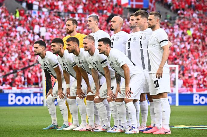 Medtem ko si je tekmo na stadionu v Stuttgartu v živo ogledalo 12 tisoč slovenskih navijačev, jo je na drugem programu TV Slovenija spremljalo približno 350 tisoč gledalcev in to je bila po besedah odgovornega urednika športnega programa z naskokom najbolj gledana vsebina na TV Slovenija.  | Foto: Guliverimage