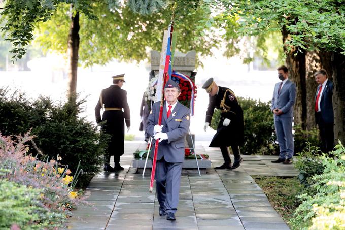 Državne proslave ob letošnji 79. obletnici ustanovitve Osvobodilne fronte zaradi epidemije novega koronavirusa ne bo. Predsednik republike Borut Pahor bo dopoldne položil venec k spomeniku Osvobodilne fronte v Rožni dolini v Ljubljani in imel nato nagovor za državljane. Zorčič pa bo položil venec h grobnici narodnih herojev v Ljubljani. | Foto: STA ,