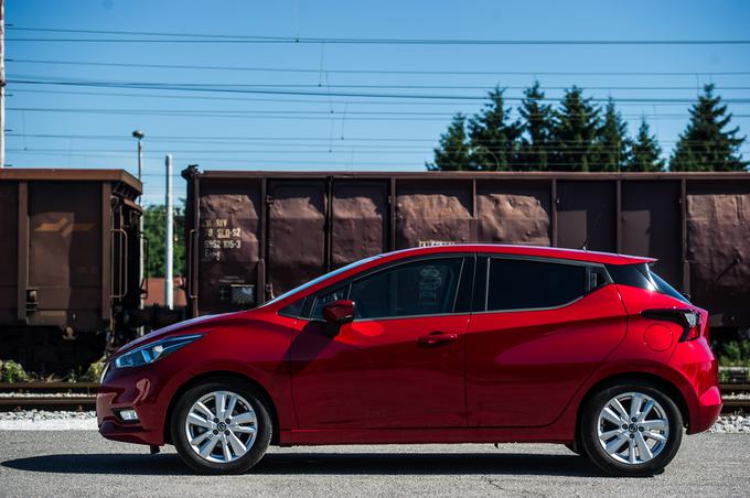 Micra uspešno izstopa iz množice tekmecev segmenta B, kjer sicer ni grdih račkov. Zlasti je opazna položna linija pokrova motorja in vetrobrana. | Foto: Gašper Pirman