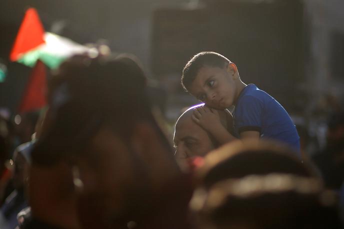 Gaza | Izraelska lovska letala so v odgovor na zažigalne balone napadla vojaške objekte skrajnega palestinskega gibanja Hamas, ki nadzira območje Gaze. | Foto Reuters