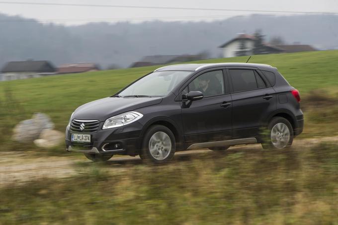 Napisi S-CROSS poleg SX4 na vratih prtljažnika in še ALL GRIP malo nižje sporočajo, da ta suzuki lahko vsaj malo povoha terensko podlago. Bencinska različica pri tem ne zaostaja za dizelsko, precej manjši navor pa tudi ni odločilen, saj vozilo vendar ni namenjeno premagovanju pravih terenskih zaprek. Poleg odličnih voznih občutkov, opisanih v prejšnjem testu, ponuja tudi veliko opreme, ki jo naštevamo v spodnji tabeli. | Foto: 