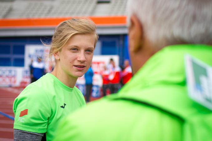 Tina Šutej bo ob Martini Ratej najmočnejše slovensko orožje na prvenstvu med deketi. "Današnji trening je bila le priprava na tekmo. Počutim se dobro. Prvi cilj je finale. Če tega ne bo, ne bom zadovoljna. Sezona je bila stabilna, mislim, da se forma stopnjuje, tako da finale ne bi smel biti težava. V finalu pa želim čim višje skočiti," je dejala slovenska rekorderka v skoku ob palici. | Foto: Peter Kastelic