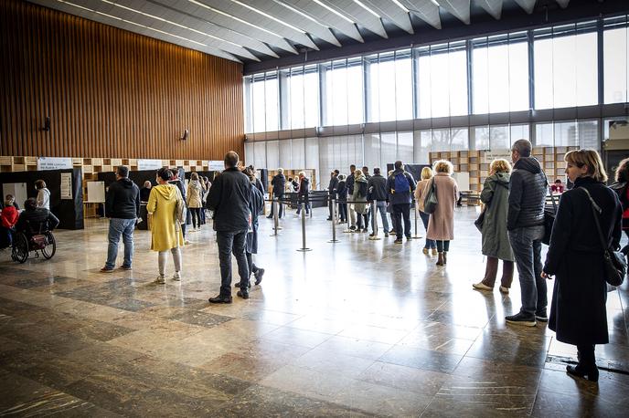 Predčasne volitve v državni zbor 2022 | Največji delež volivk in volivcev se je na volišča odpravil v volilni enoti Ljubljana Center. | Foto Ana Kovač