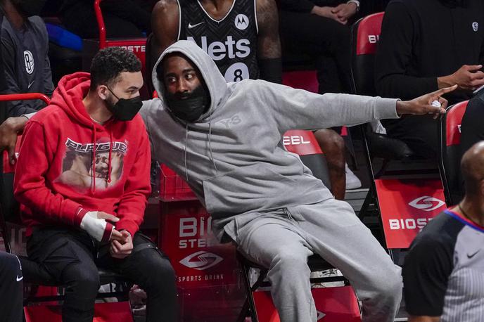 James Harden | Poškodovani James Harden je tekmo gledal s klopi. | Foto Guliverimage