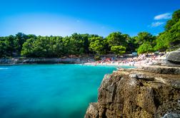 V Pulju na plažah prepovedali nudizem in žgane pijače