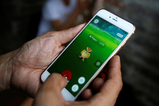 Igra Pokemon Go je izšla 6. julija 2016. Do konca tega leta jo je na svoje pametne telefone preneslo skoraj pol milijarde uporabnikov.  | Foto: Reuters