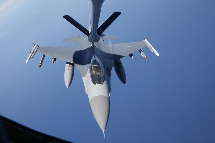 Leteči tanker boeing KC-135 stratotanker in F-16 ter F-22 | Foto Reuters