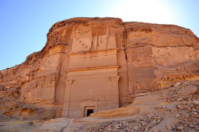 Arhitekt Amey Kandalgaonkar je v svoji idejni zasnovi sodobni dom umestil v veliko skalo. Navdihnilo ga je starodavno mesto, izklesano v klife, Mada'in Saleh v Savdski Arabiji. | Foto: Wikipedia