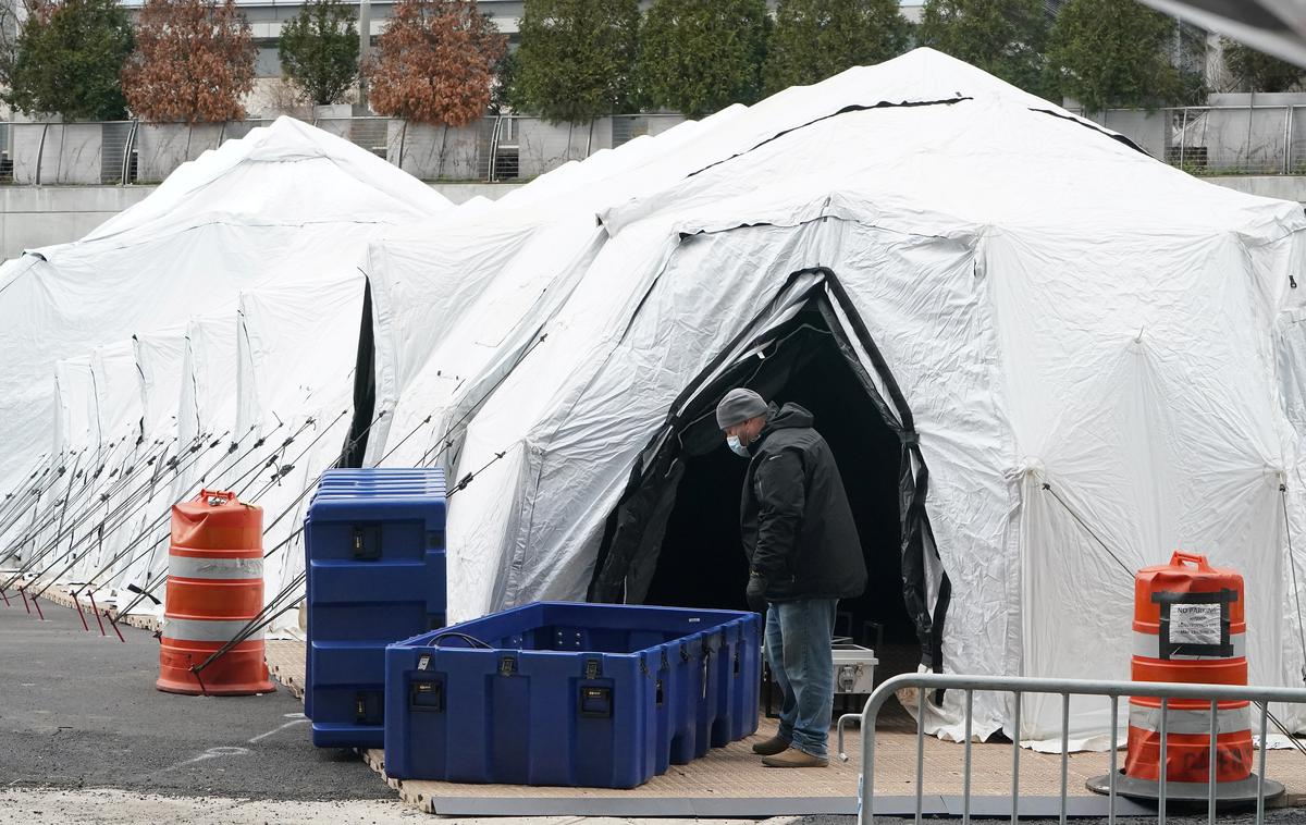 Pri bolnišnici Bellevue v New Yorku so postavili prvo zasilno mrtvašnico, ker je redna že polna. | Foto Reuters