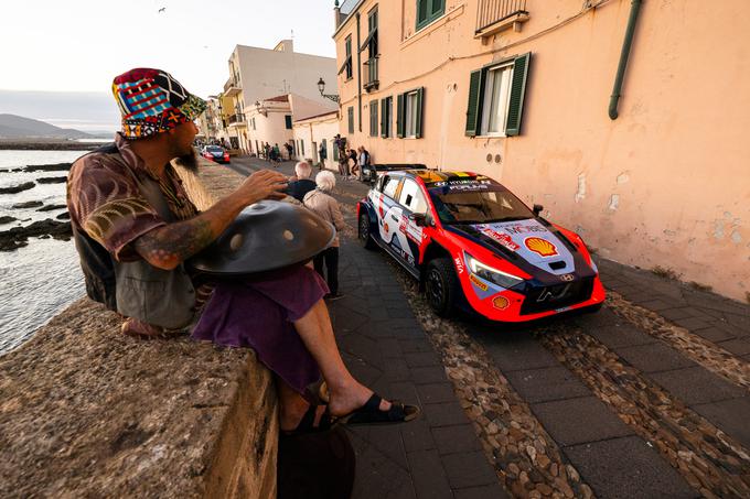 Thierry Neuville pelje na hitrostno preizkušnjo po obalni promenadi v slikovitem mestu Alghero. | Foto: Red Bull Content Pool