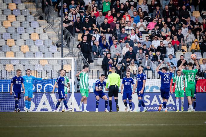 Sodnik David Šmajc je imel na dvoboju v Mariboru veliko dela. Pokazal je dva rdeča kartona, dosodil najstrožjo kazen za Olimpijo ... | Foto: Blaž Weindorfer/Sportida