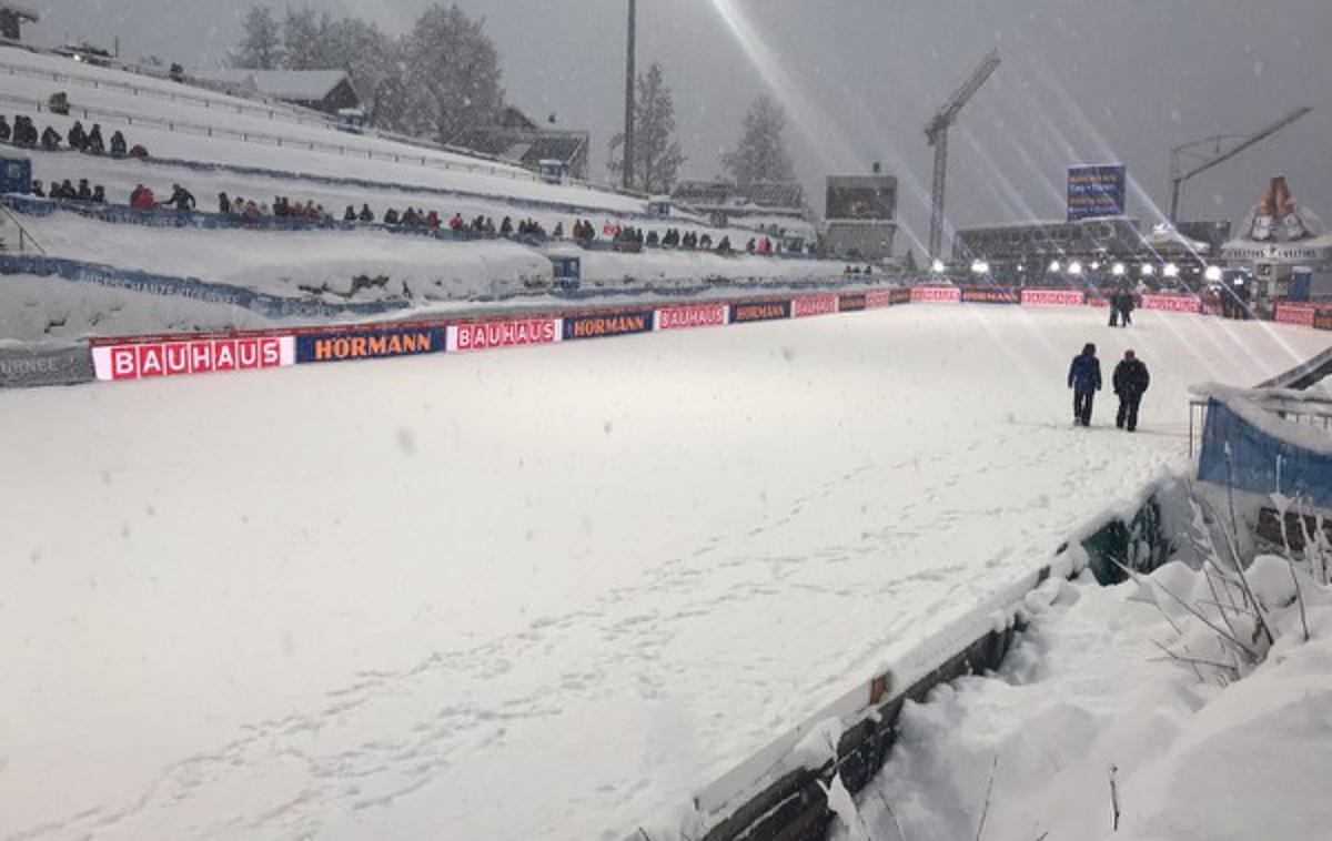 Sneg bischofshofen | Takole je bil v soboto okoli 15.30 videti iztek skakalnice v Bischofshofnu. Kvalifikacije so prestavljene na nedeljo ob 14.30. Kvalifikacije so prestavili na nedeljo. | Foto Siol.net