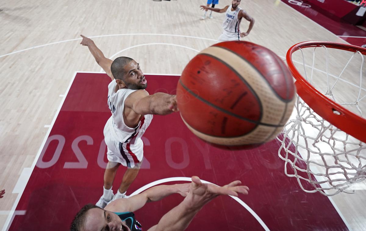 Nicolas Batum Klemen Prepelič | Zaključna blokada Nicolasa Batuma po polaganju Klemna Prepeliča. Vsega pol metra je manjkalo in Slovenija bi bila v velikem finalu. | Foto Reuters