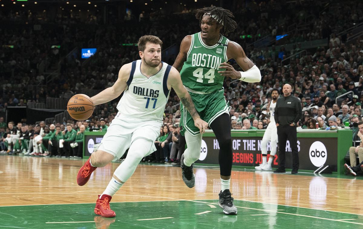 Luka Dončić | Luka Dončić si prizadeva, da bi Dallas Mavericks na lestvici zahodne konference prehiteli Utah Jazz in se polastili četrtega mesta. | Foto Reuters