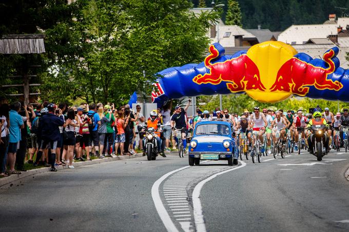 Tako kot pri dirki Juriš na Vršič, kjer se septembra kolesarji merijo s specialkami, je bil tudi leteči štart Goni Pony pri hotelu Lek v Kranjski Gori.  | Foto: Grega Valančič/Sportida