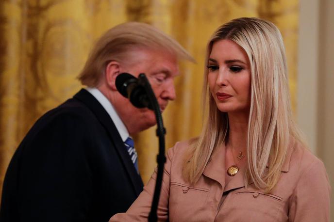 Donald in Ivanka Trump | Odhajajoči ameriški predsednik Donald Trump razmišlja o tem, da bi pomilostil sebe in svoje otroke (na fotografiji z Ivanko Trump). | Foto Reuters