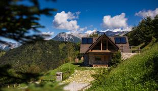 Počitniška hiša visoko nad dolino Soče, ki navdušuje z razgledi