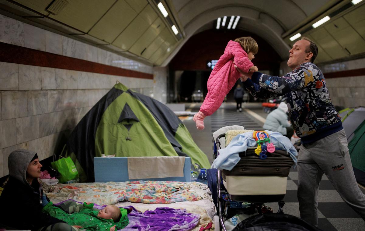 Otroci | Otroci bodo nameščeni v ljudski šoli v Slavini, spremljevalci oz. strokovno osebje pa v prostorih srednje gozdarske in lesarske šole v Postojni. (Fotografija je simbolična.) | Foto Reuters