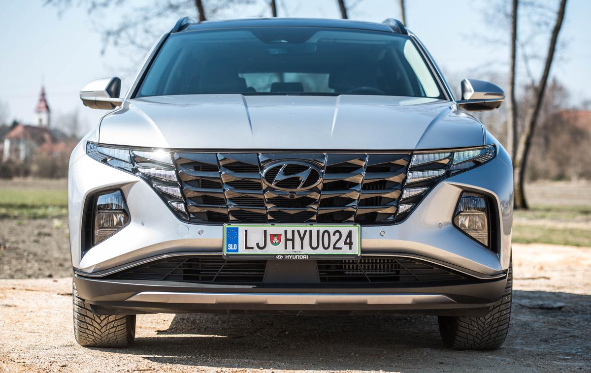 Hyundai tucson PHEV | Dnevne LED-luči, ki se zlivajo z masko, so že postale prepoznavni znak tucsona. | Foto Gašper Pirman