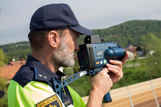 Za izvedbo konkretne meritve se policist odloči na podlagi vizualnega spremljanja prometa. Ob zaznavi, da ob redki ali normalni zgostitvi prometa dve vozili vozita na očitno prekratki razdalji, se izvede meritev. | Foto: 