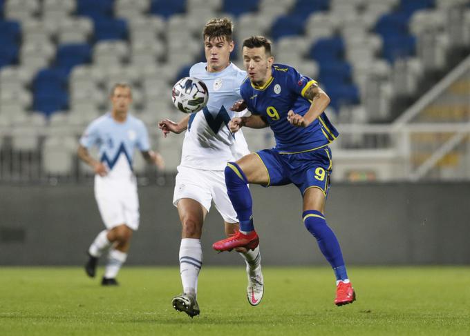 Bersant Celina je ob koncu prvega polčasa prisilil Jana Oblaka k atraktivni obrambi. | Foto: Reuters