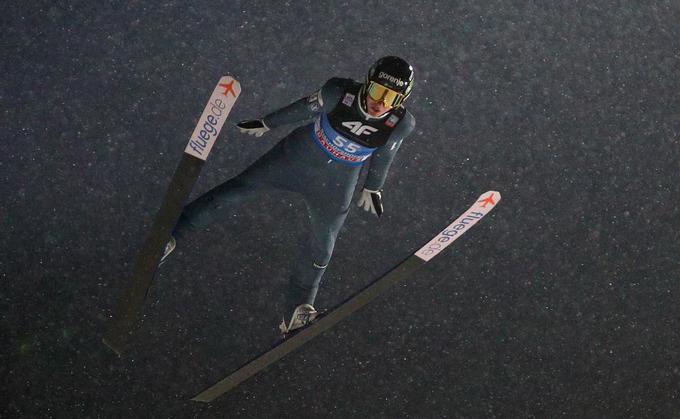 Timi Zajc je imel težave z zadrgo na rokavu in ostal brez finala. S tem je bilo konec upanja na deseterico v seštevku turneje. Na koncu je zasedel 20. mesto. | Foto: Reuters