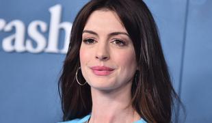 V odtenkih bele in modre, kot jih kombinira Anne Hathaway