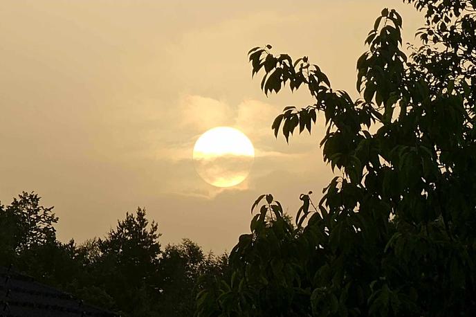 Sončni zahod | Včerajšnji sončni zahod v pastelnih barvah. Razlog? Velike količine puščavskega prahu v višjih plasteh ozračja. | Foto Bralec