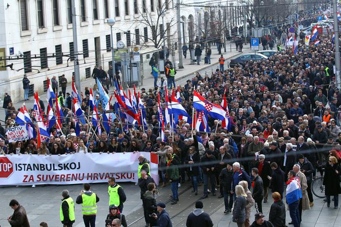 Čeprav je bil napovedan miren shod, je bilo slišati tudi militantna gesla "v boj, v boj za narod svoj" in "pokliči, samo pokliči". | Foto: Reuters