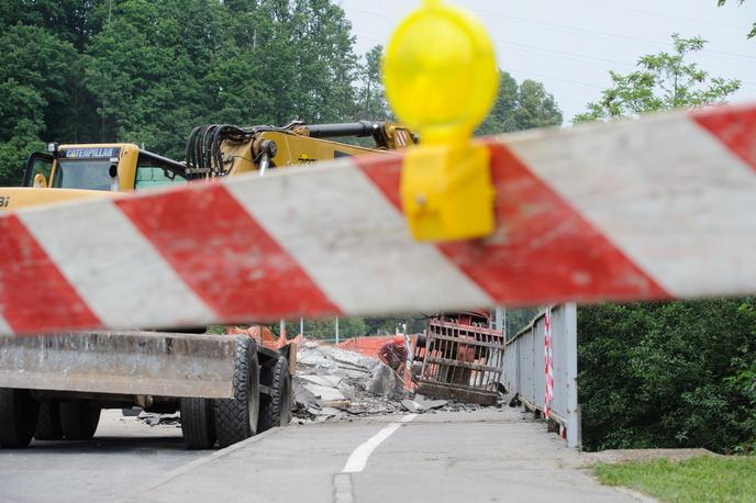 Zapora ceste | Prenova te pomembne mestne vpadnice bo po napovedih občine potekala do maja prihodnje leto. | Foto STA