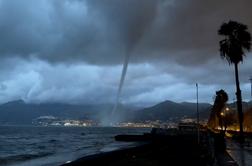 Mestu se je približeval tornado. Prebivalci so zadrževali dih. #video