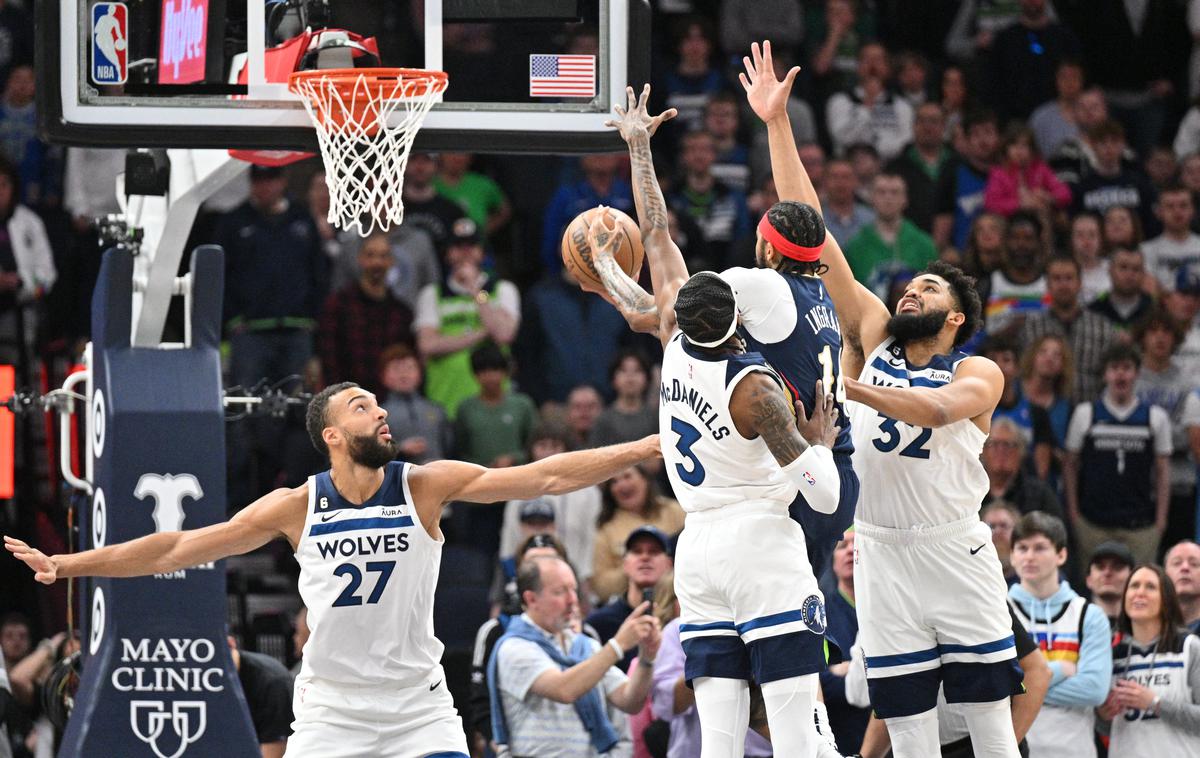 Minnesota New Orleans | Rudy Gobert in Jaden McDaniels sta na dvoboju z New Orleansom igrala le v prvem polčasu. | Foto Reuters